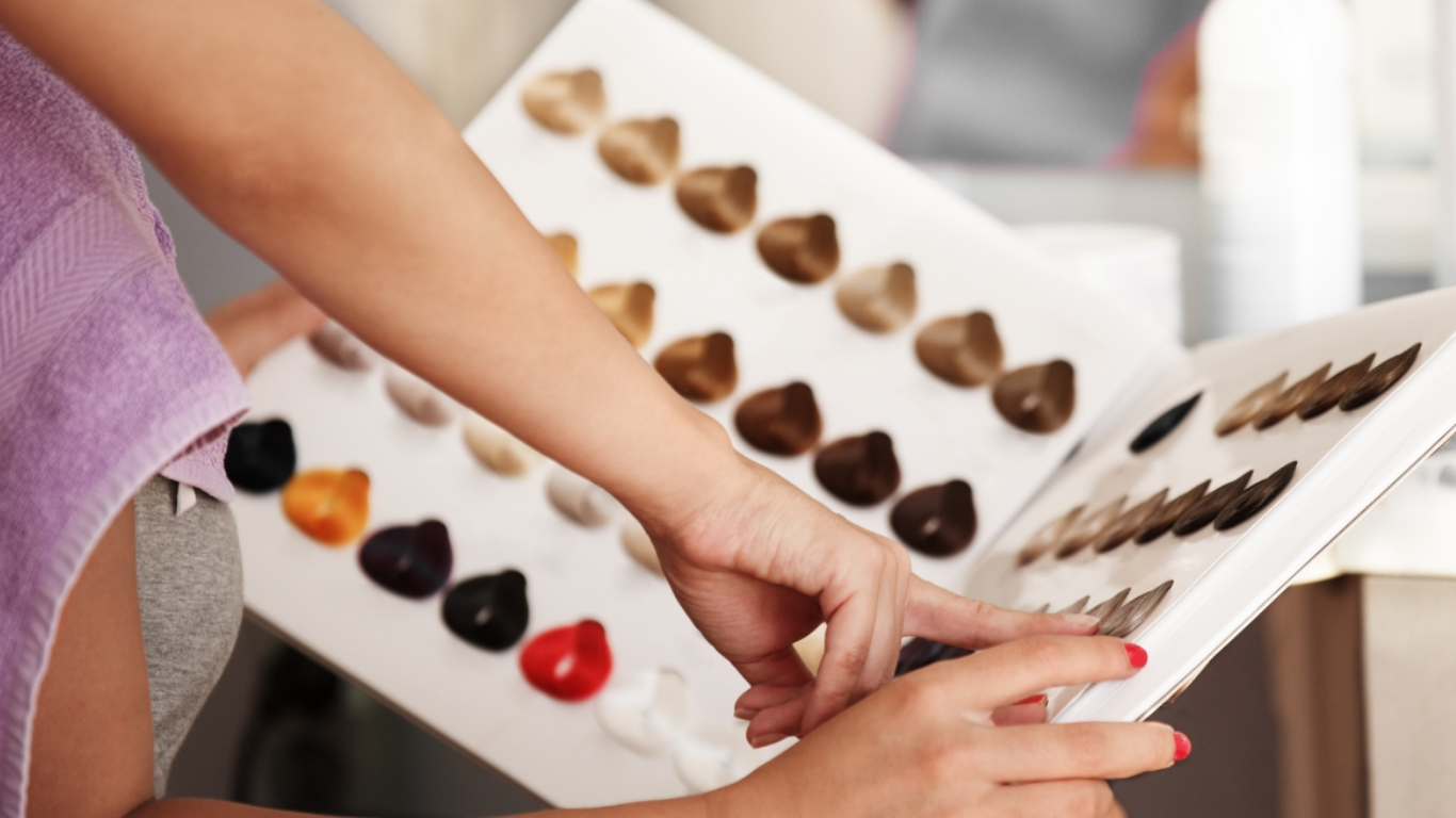 ۹ اشتباه رایج در رنگ مو که چهره شما را مسن‌تر نشان می‌دهد!