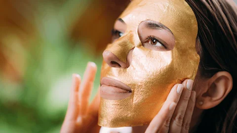 طلا در دنیای زیبایی؛ افسانه جوانی یا زرقوبرق بازاریابی؟