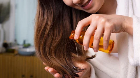 روغنتراپی زیر ذرهبین زیبازی | آیا این روش واقعاً موهای آسیبدیده را احیا میکند؟