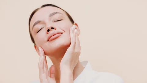 یوگای صورت: ۷ تمرین مؤثر برای کاهش تنش و بهبود ظاهر پوست