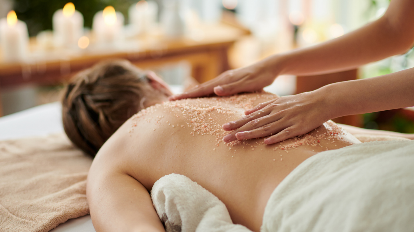 نمک، راز پنهان درخشش پوست؛ سه درمان اسپا که باید امتحان کنید