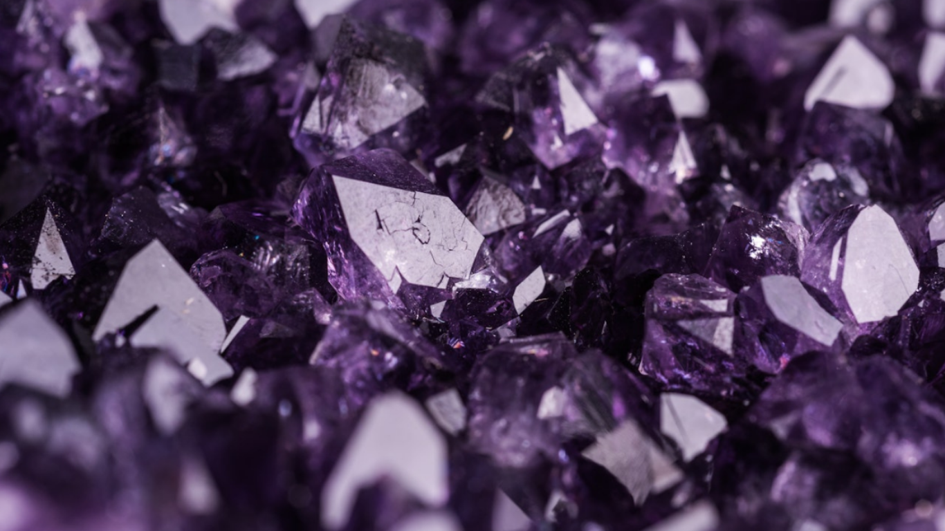 انقلاب کریستال‌ها در دنیای اسپا: تلفیق انرژی‌های کهن با درمان‌های لوکس