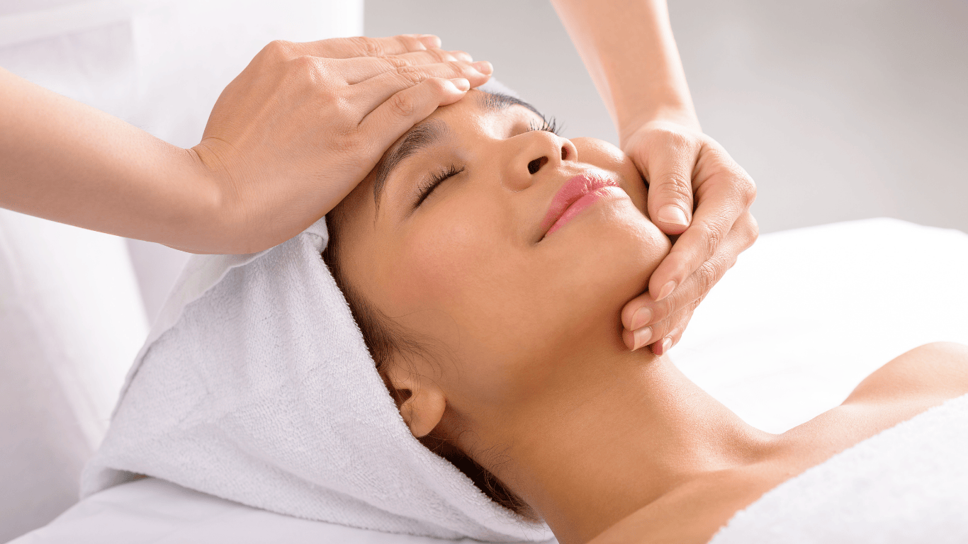 جوانسازی پوست با ماساژ صورت و چشم