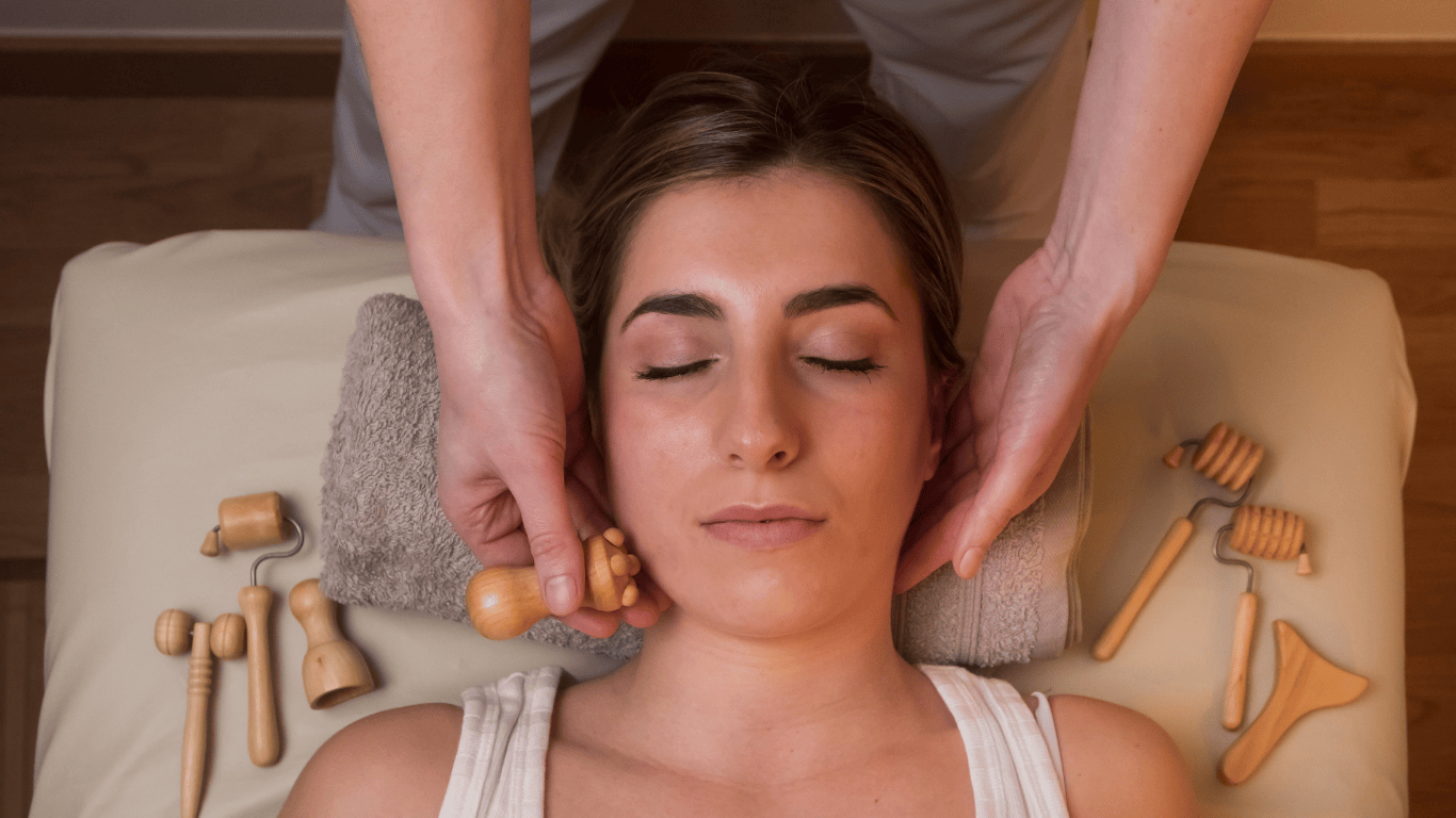 ماساژ تخلیه لنف: روش طبیعی برای بهبود پوست و مبارزه با مشکلات هورمونی و پوستی